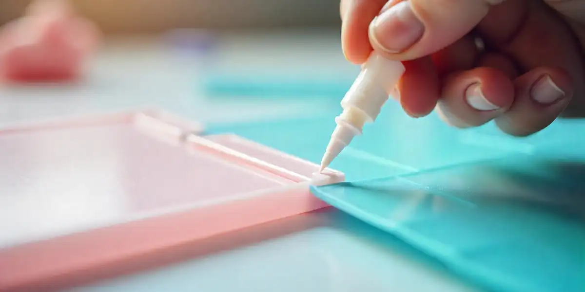 plastic to plastic adhesive, plastic bonding, plastic adhesive glue, best adhesive to bond plastic to plastic, Adhesives for Plastic Bonding, Mahisa Packaging, plastic adhesive glue, adhesive application methods, adhesive bonding, strongest plastic to plastic adhesive, types of adhesives